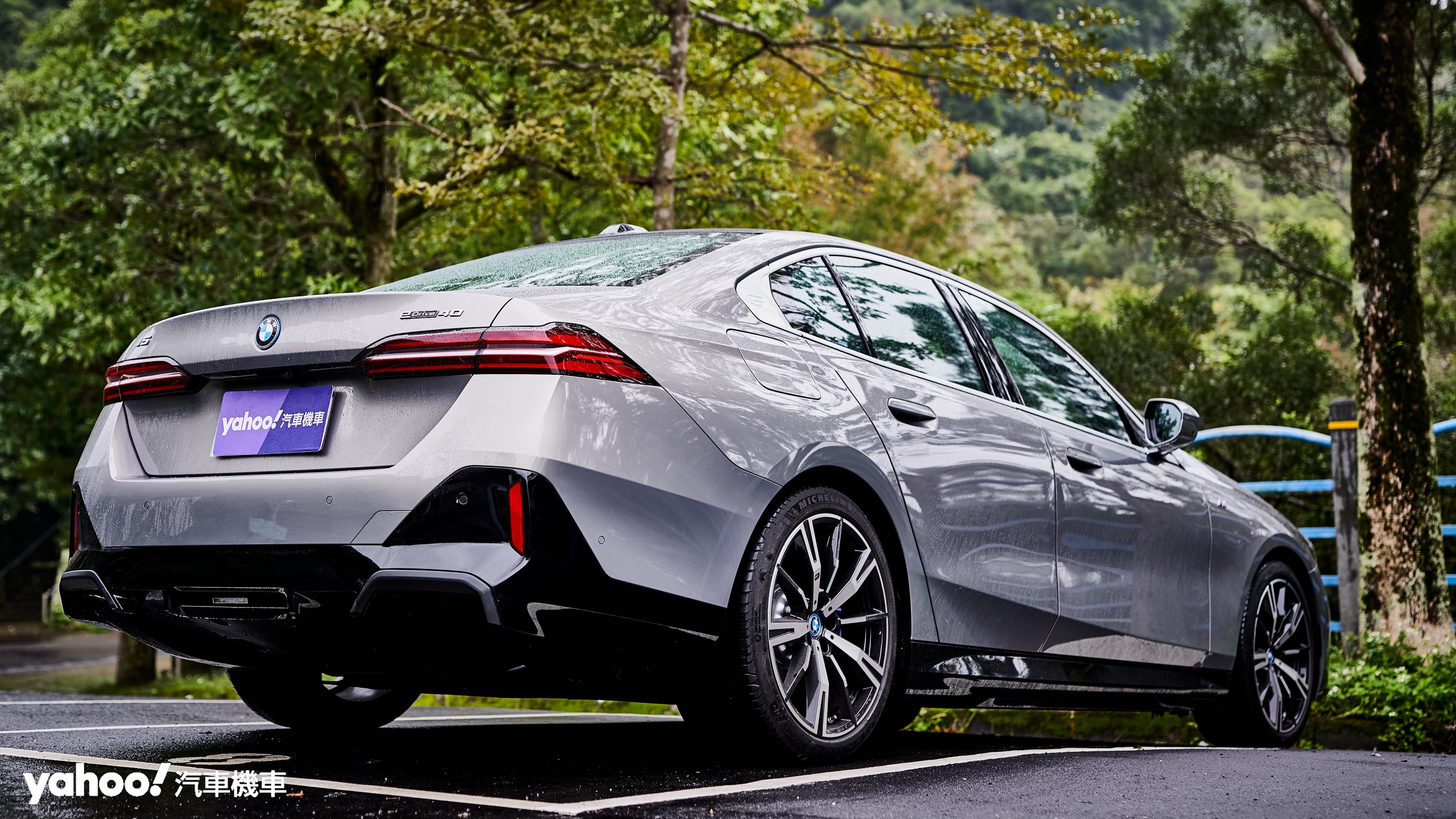 同樣中規中矩的車尾則透過尾燈架構、清晰的分層呈現BMW 5 Series帶有優雅的科技感。
