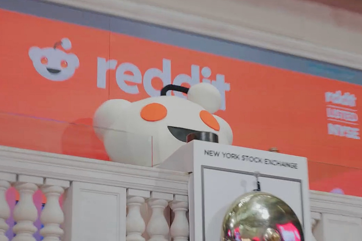 Reddit est officiellement coté à la Bourse de New York, avec une valorisation boursière de 6,5 milliards de dollars