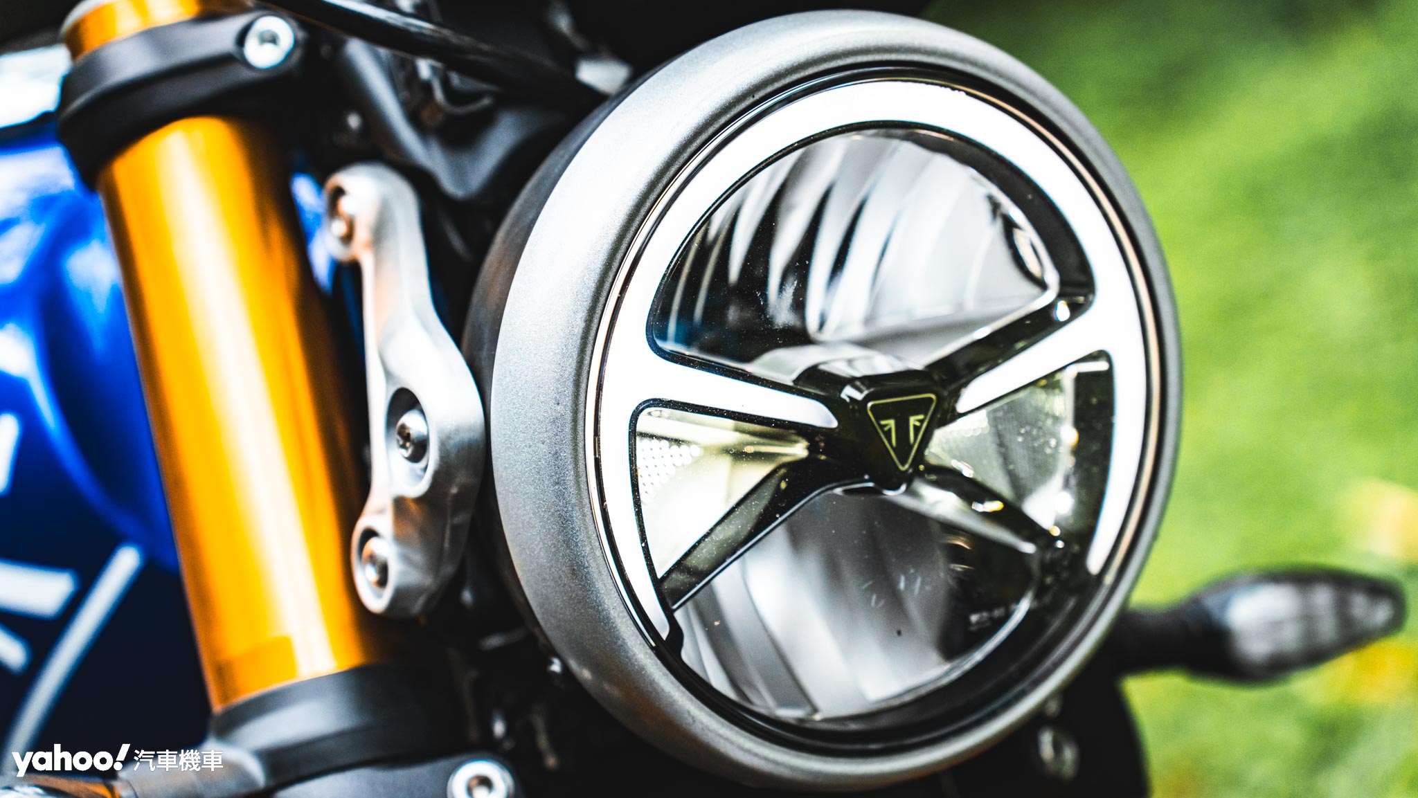 Triumph Speed 400使用傳統圓燈造型結合Led大燈組強化照明。