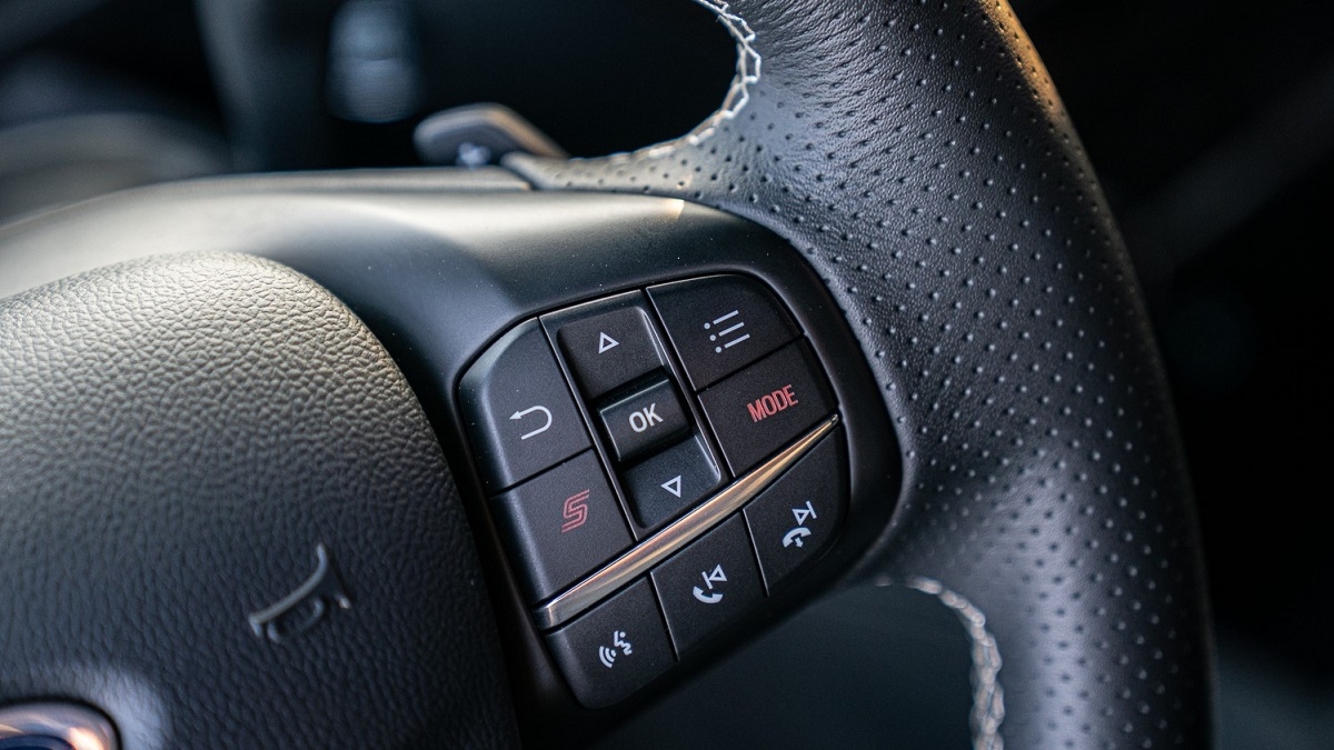 ▲操控部分，ST專屬平底運動化方向盤於右側多功能按鍵附「S」鍵與「Mode」選擇模式鈕，讓駕駛人能以迅速直覺反應切換動態模式。圖／Yahoo奇摩汽車機車