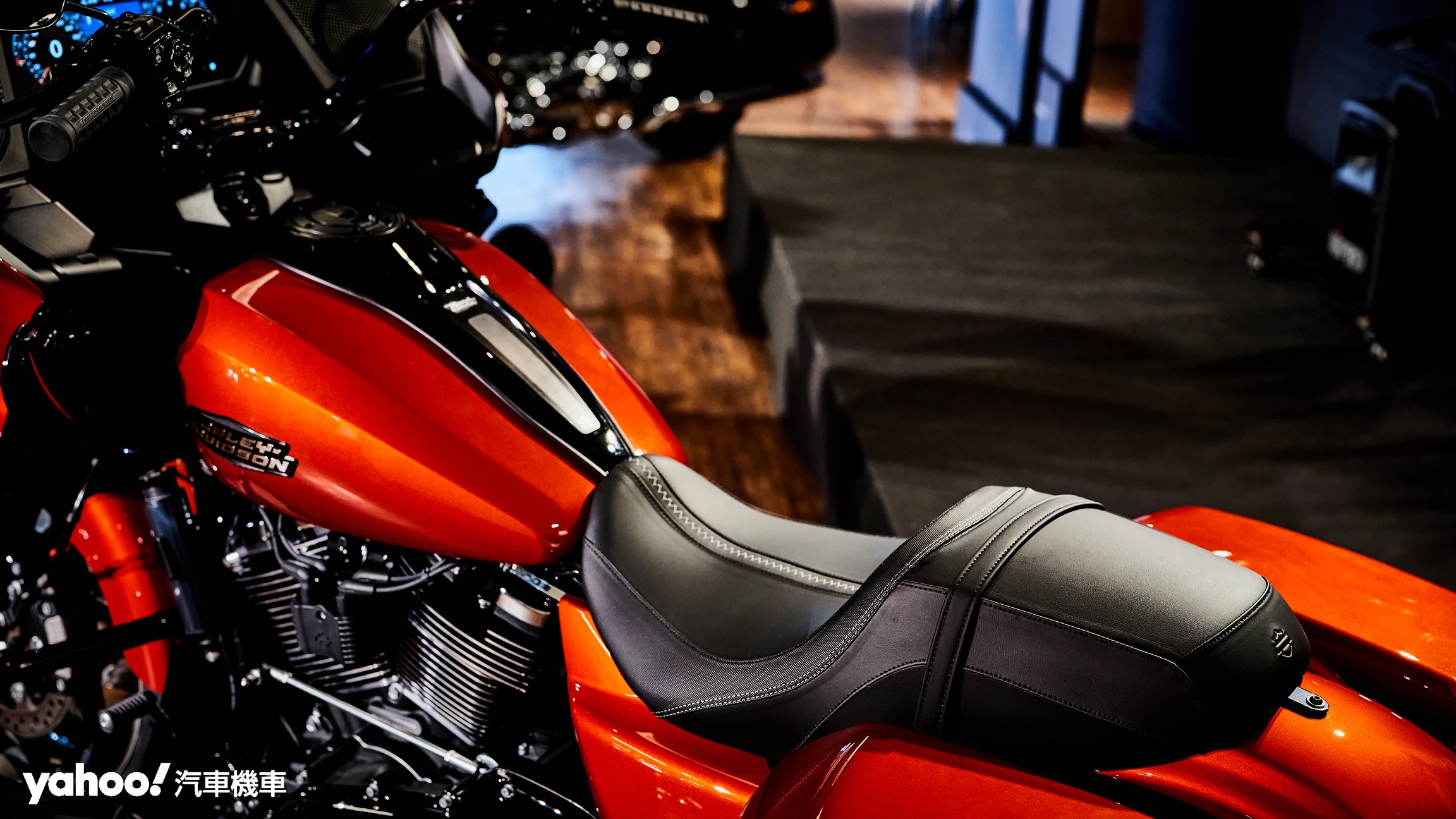 強調長程旅途的舒適性與騎乘感受，Harley-Davidson針對把手、騎士三角與乘坐感本身作出調整且為全新Road Glide和Street Glide裝配基於人體工學設計的全新座墊。