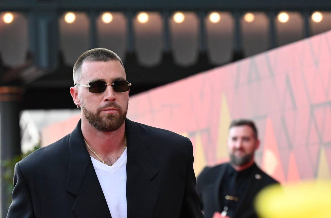 Travis Kelce schließt sich der Besetzung von Ryan Murphys Horrorserie „Grotesquerie“ auf FX an.