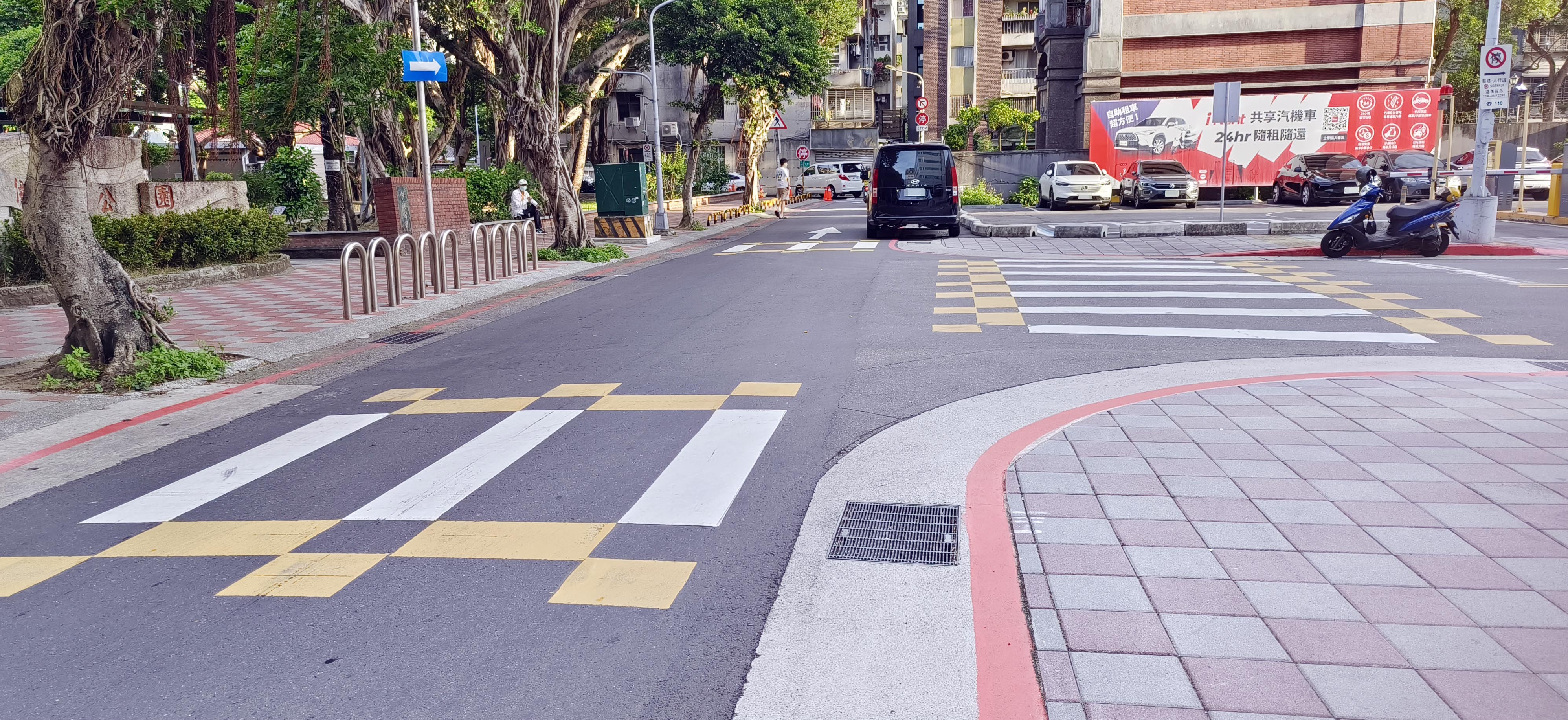 ▲目前在台北市轉彎車輛多、長幼行人多特定路段，都可見到該黃色棋盤格，除了人車多的大路口，就連巷弄間小路也能見到。圖／李宗唐