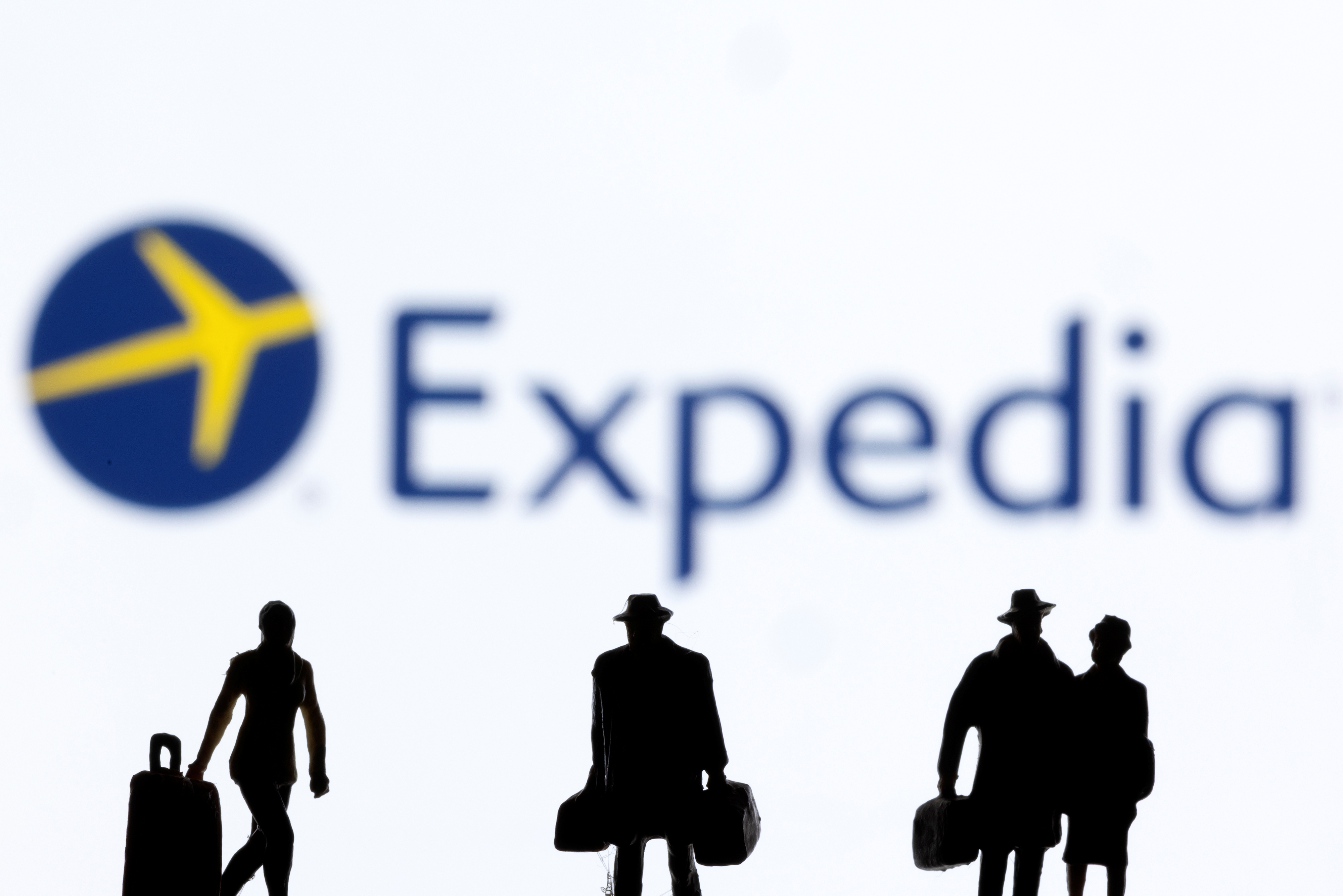 Expedia shares sink as vacation rental weakness fuels revenue forecast trim