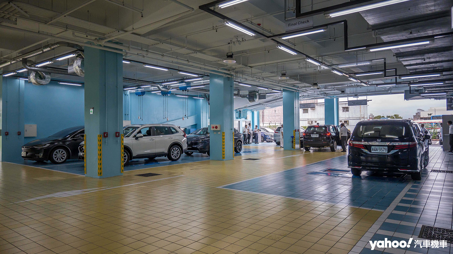 佔地面積寬廣的車輛保修區，能容納多名車主同時回廠保養維修。