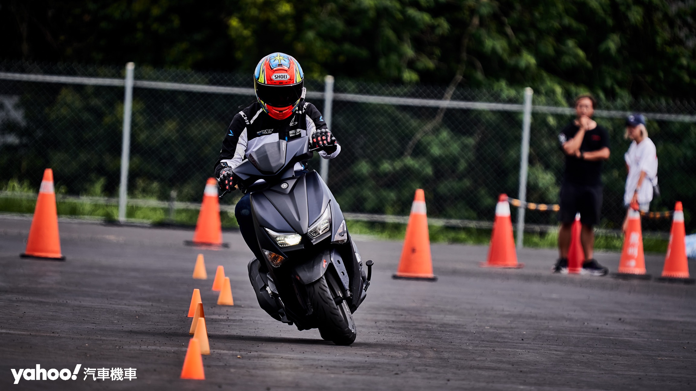 Maxxis MA-WG II偏圓潤的胎體造型雖無驚豔的傾倒速度，但平衡且一致的表現讓輪胎本身依舊有著不俗的靈活度。