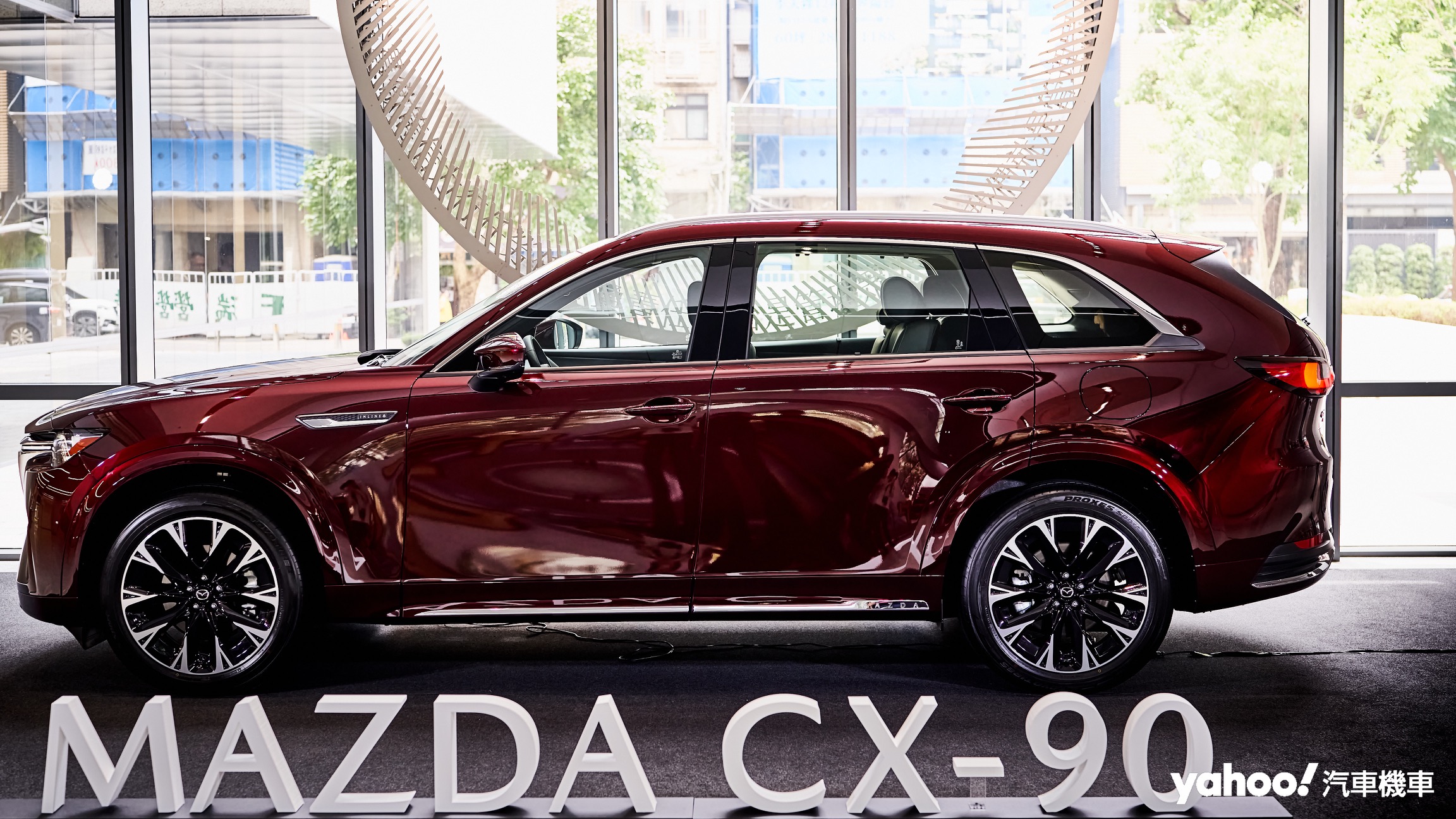 具備5米1車長的Mazda全新CX-90在側邊有著相當優異的視覺比例而更顯纖細俐落。