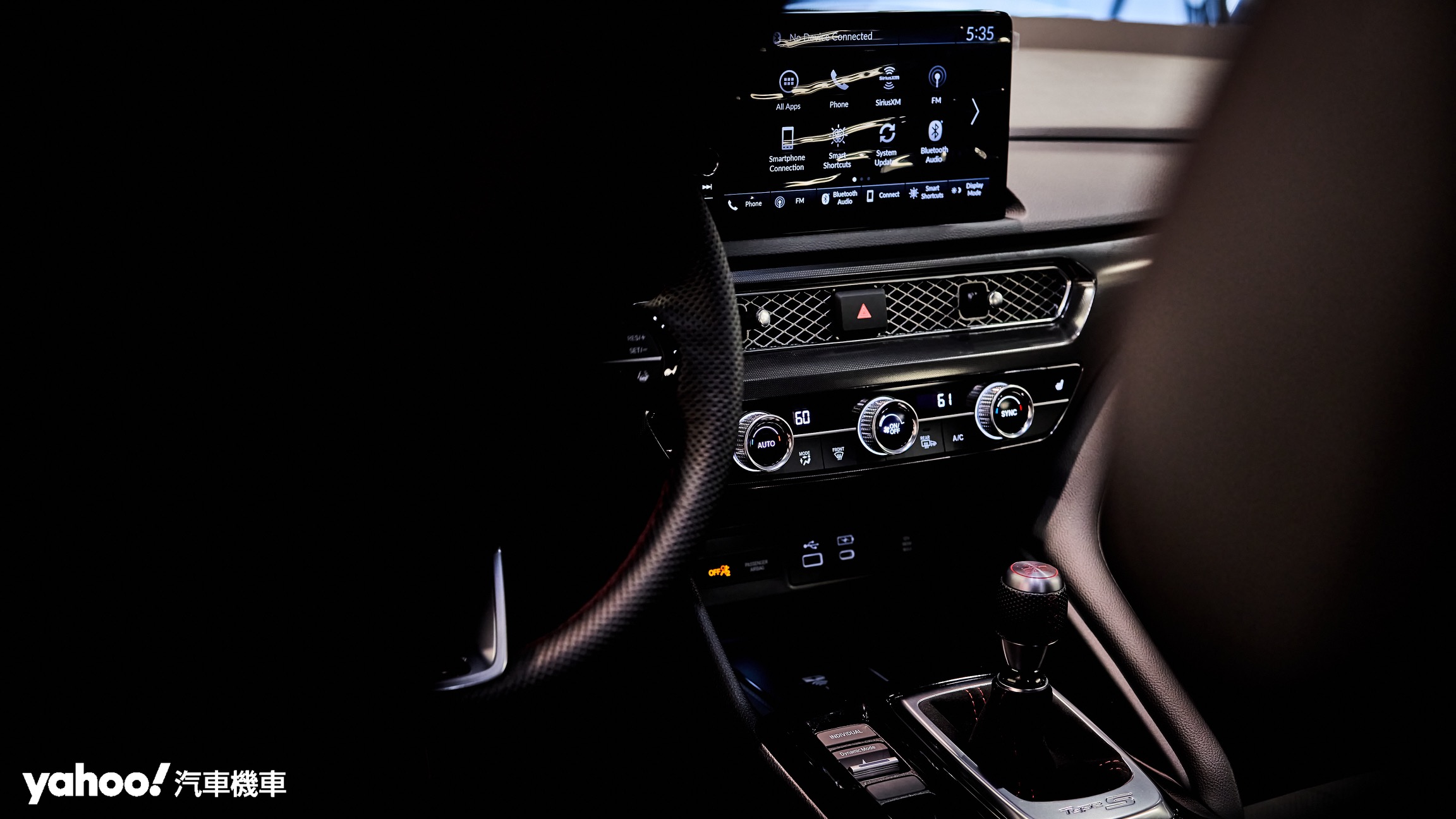 Acura Integra在保有多數實體操作介面的同時，Type-S的手排操作介面也在視覺上給人相當強烈的運動感。