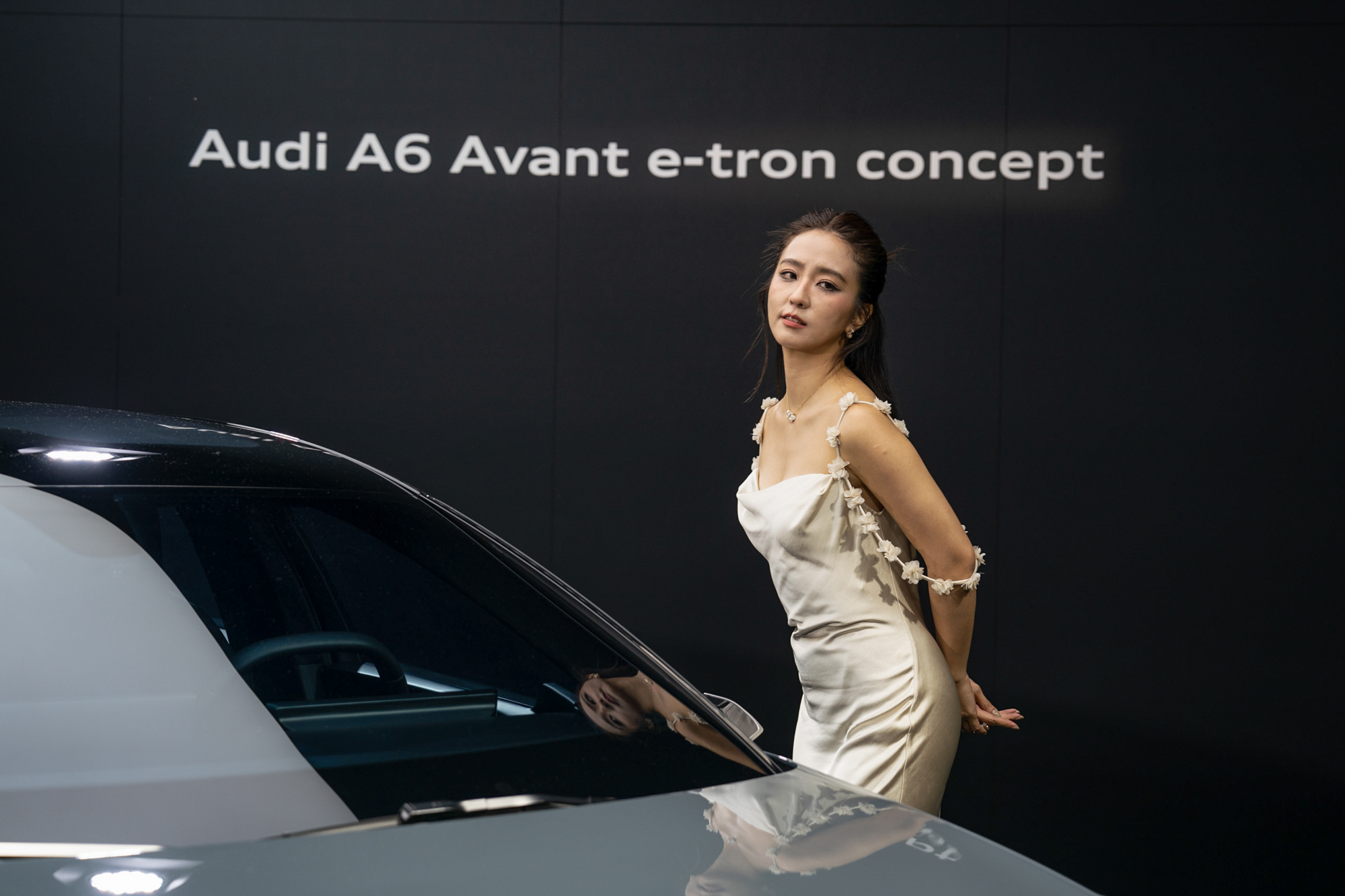 周曉涵也於A6 Avant e-tron concept前留下了美麗倩影。