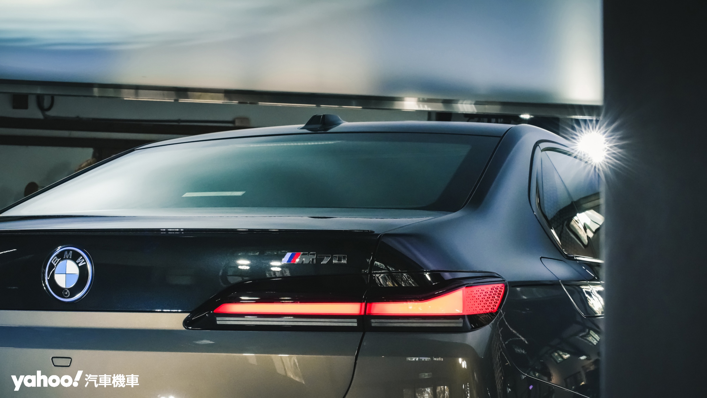 來自BMW Individual提供雙色車身，塑造出更高層次的豪華氛圍。