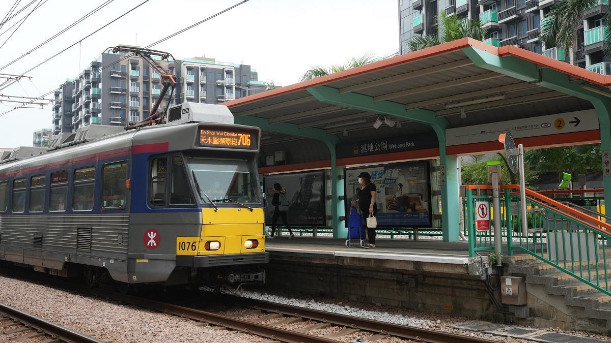 Es gibt ein Video: Die Stadtbahn entgleiste am Bahnhof Chung Uk Estate, das Auto schwankte und weißer Rauch drang auf den Bahnsteig ein. Der Fahrer des Lastwagens wurde verdächtigt, vom Brett zu fallen und auf die Gleise zu fallen, und wurde wegen gefährlicher Fahrweise festgenommen (aktualisiert).