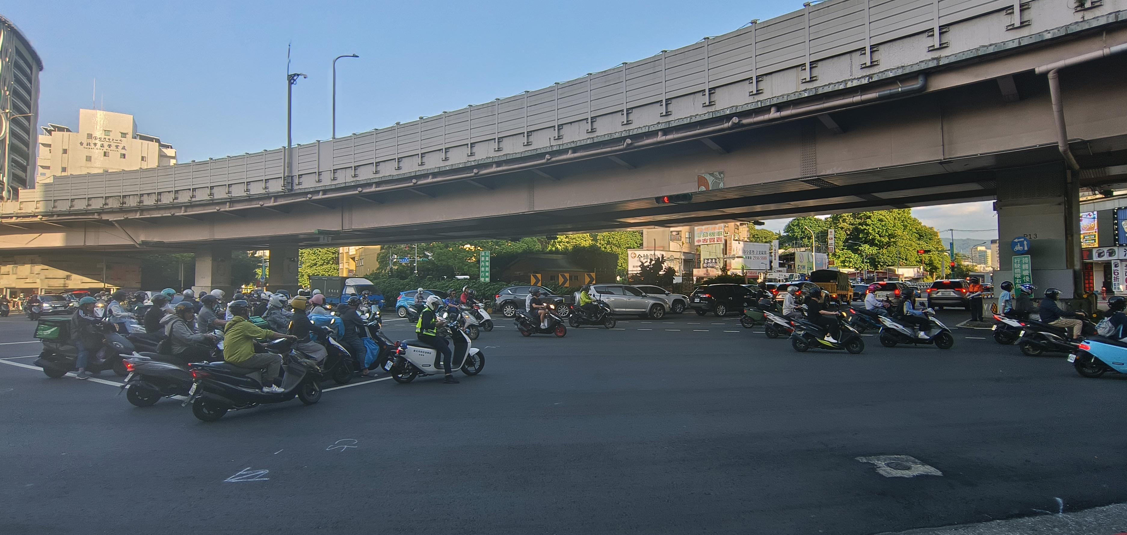 ▲對機車族來說，必須在龐大車流中想辦法兩段式左轉，該圓環曾被民眾譏為「圓環兩段式是最蠢的交通制度」，行經這裡請務必眼觀八方。圖／李宗唐