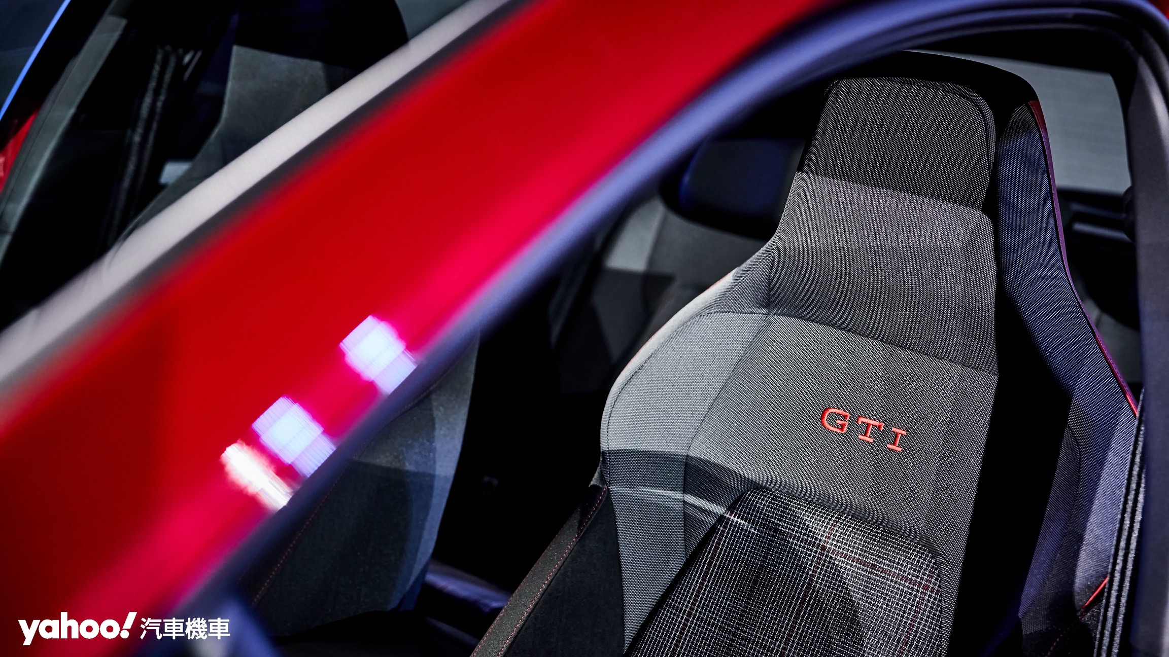Volkswagen Golf GTi Edition 50在座椅部分特別採用了致敬傳統的格紋織布點綴跑車化座椅以展現經典樣貌。