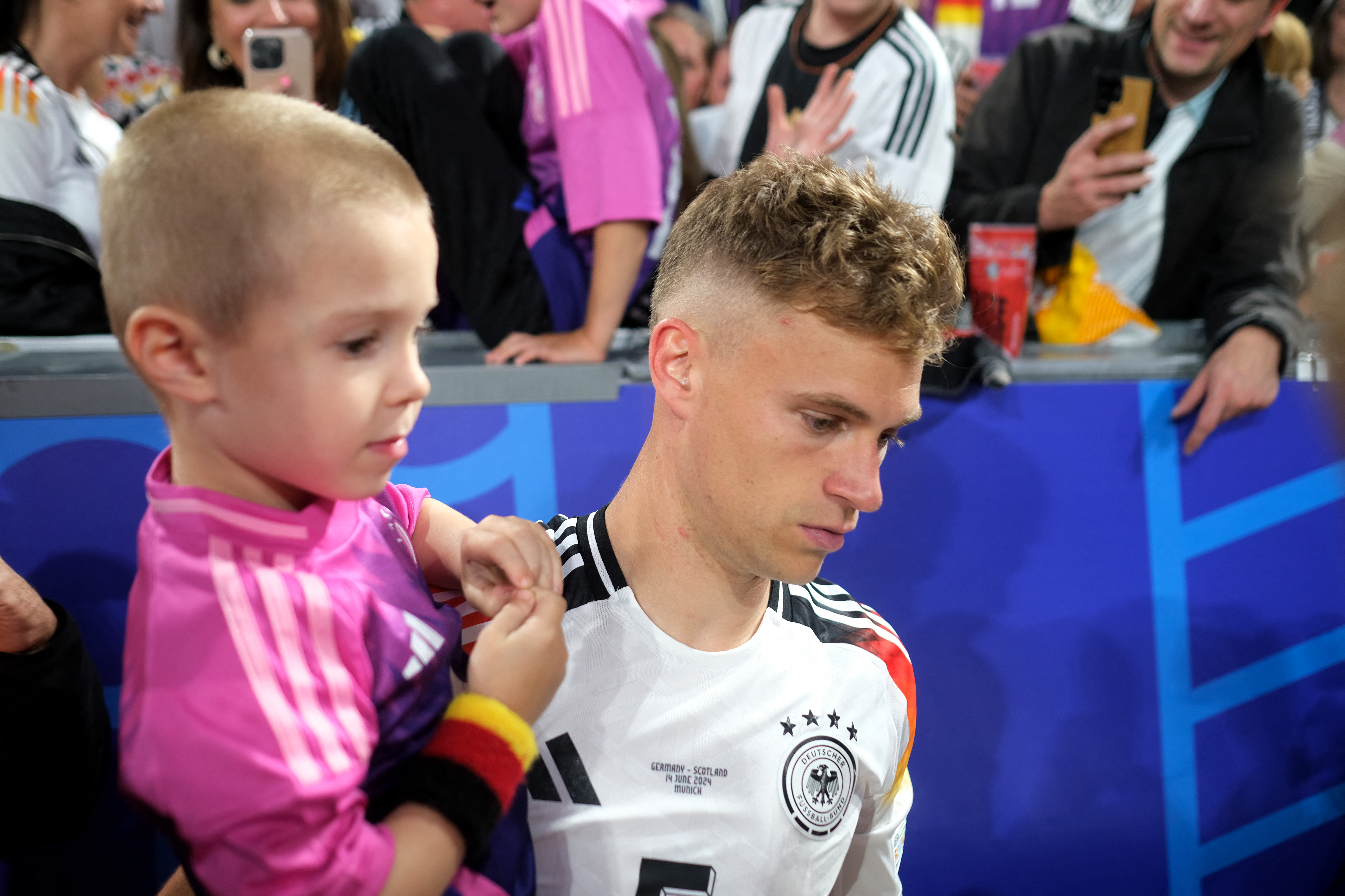 Joshua Kimmich mit seinem Sohn und... (Bild: Reuters)