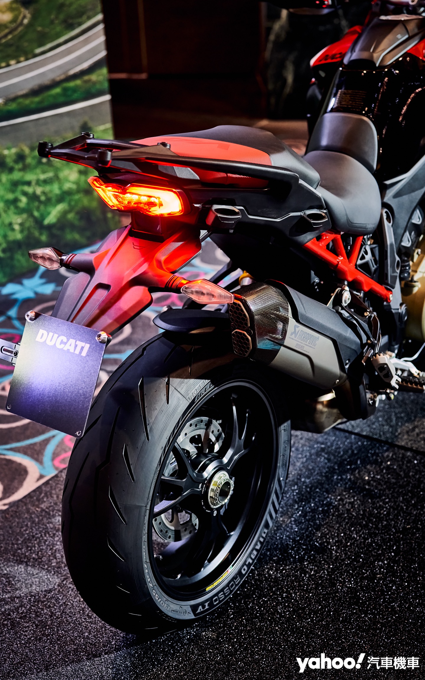 儘管動力輸出設定相同，Pikes Peak版本的Multistrada V4還多了Öhlins電子懸吊系統與噪音檢驗合格的Akraopvic排氣尾管。