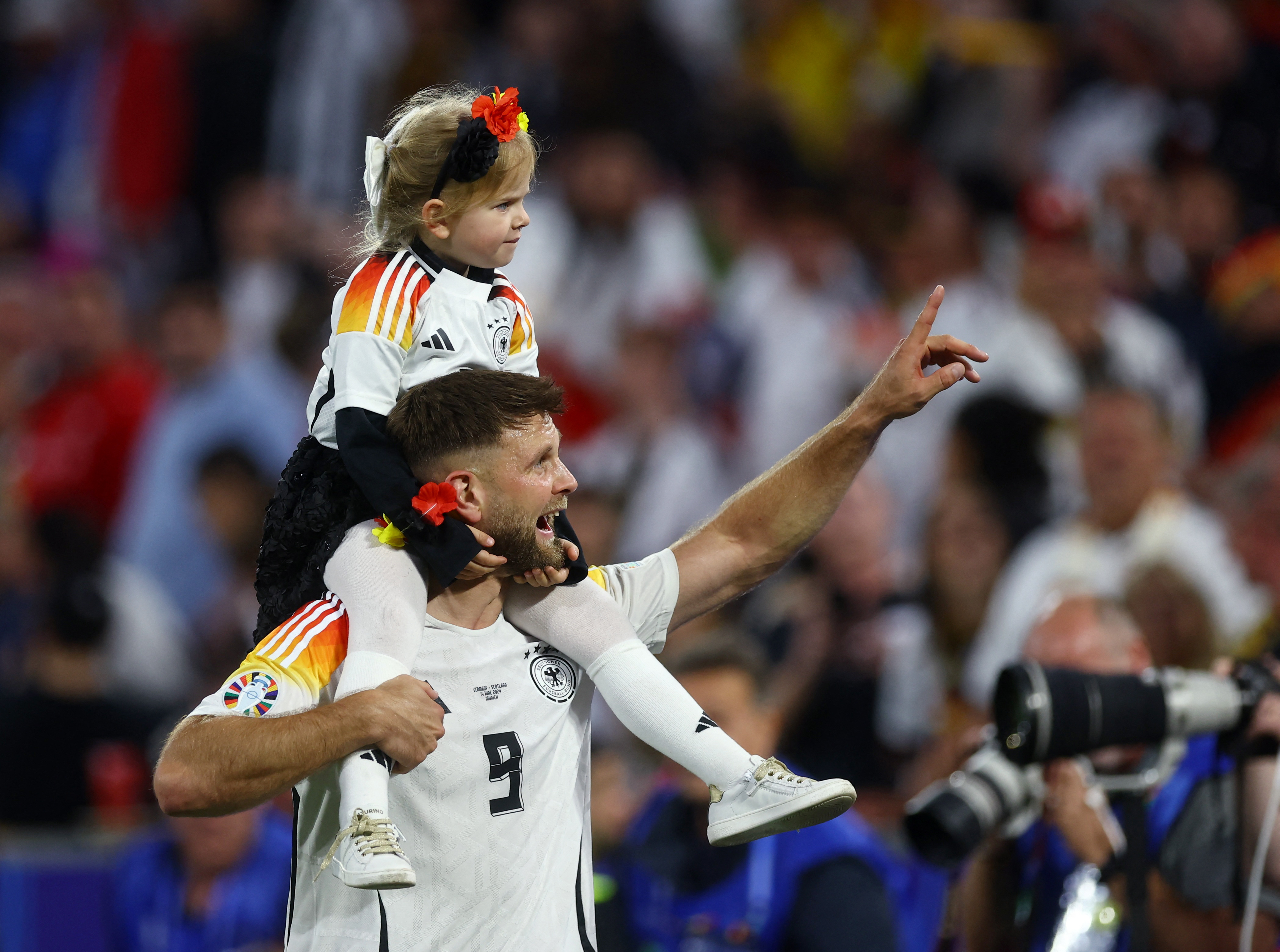 Niclas Füllkrug feiert gemeinsam mit seiner kleinen Tochter. (Bild: Reuters)