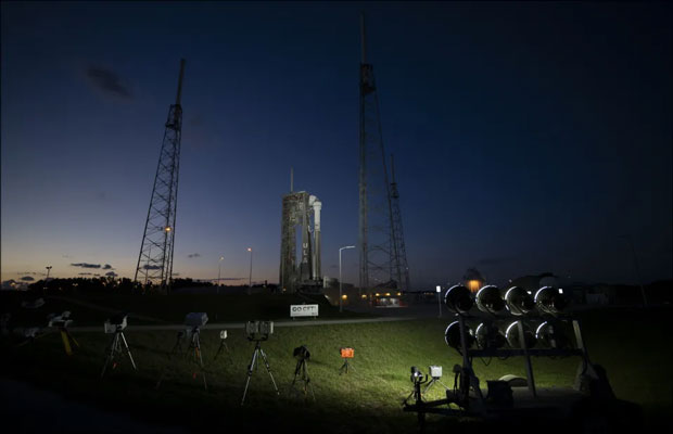 Image of starliner on the pad.