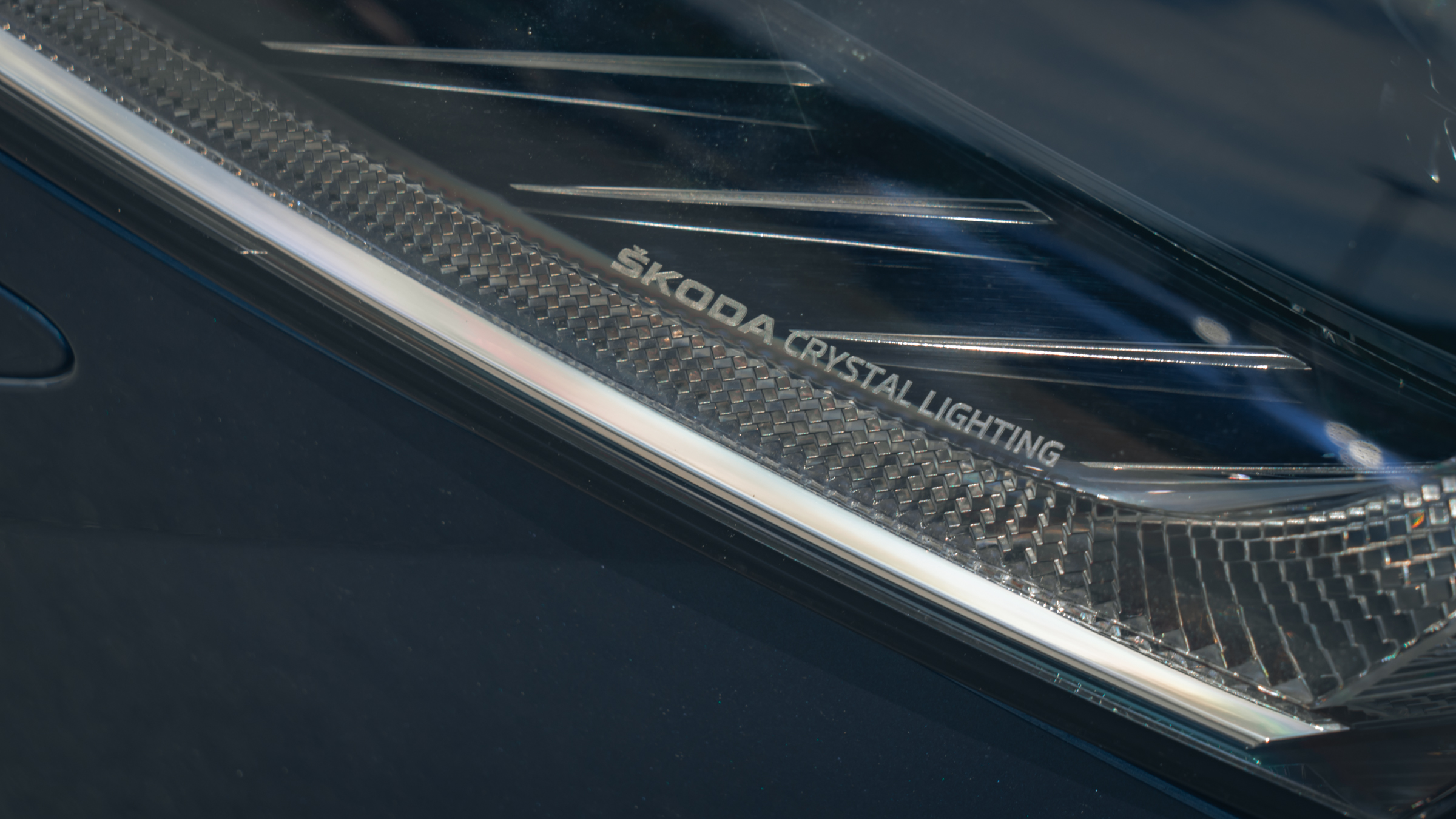 導入「Škoda Crystal Lighting」科技，可避免對向來車眩光、增加夜間行車能見度與安全性。