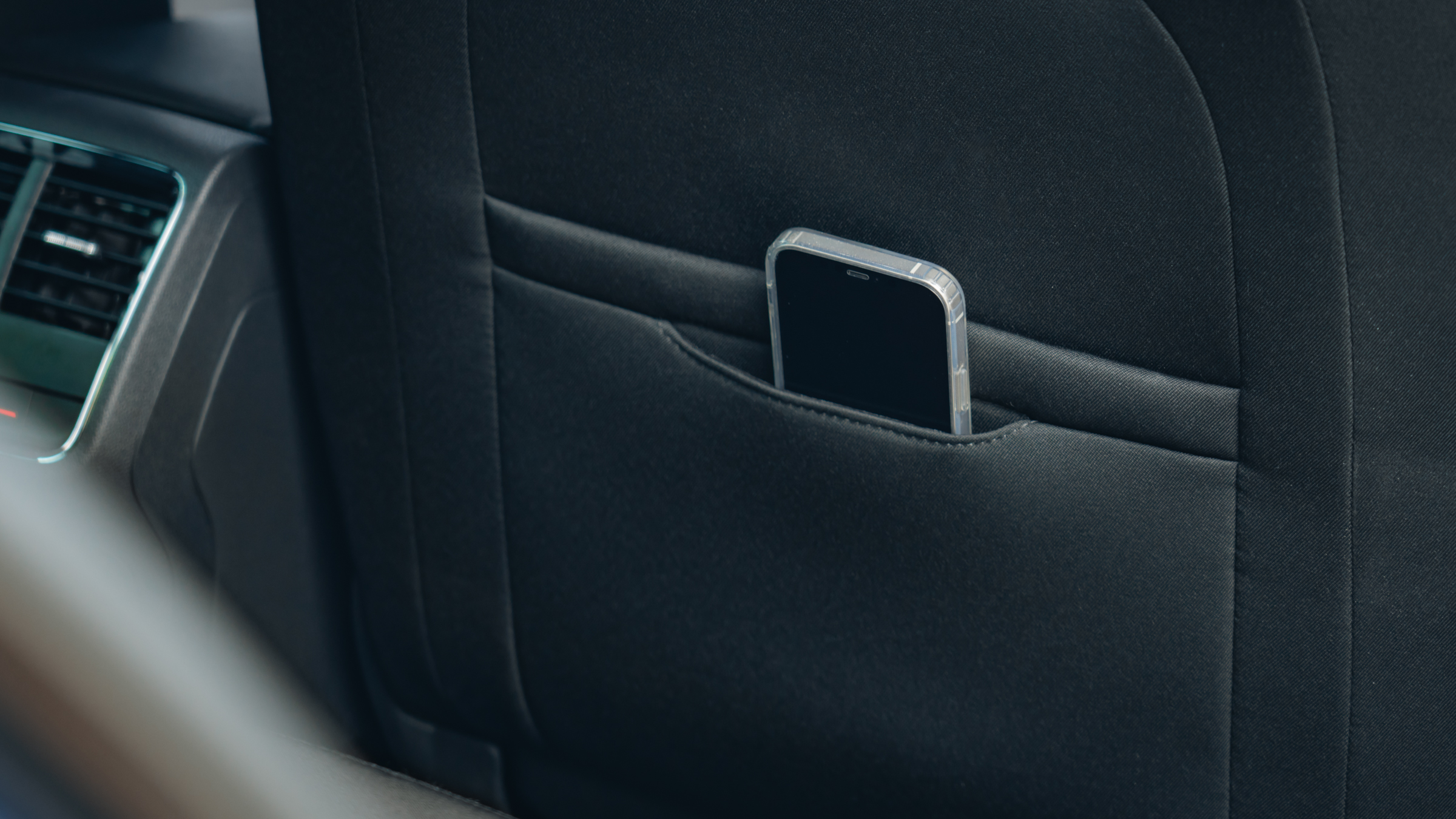 所謂見微知著，從Škoda專為手機規劃的置物袋就可見到那至高的貼心程度。