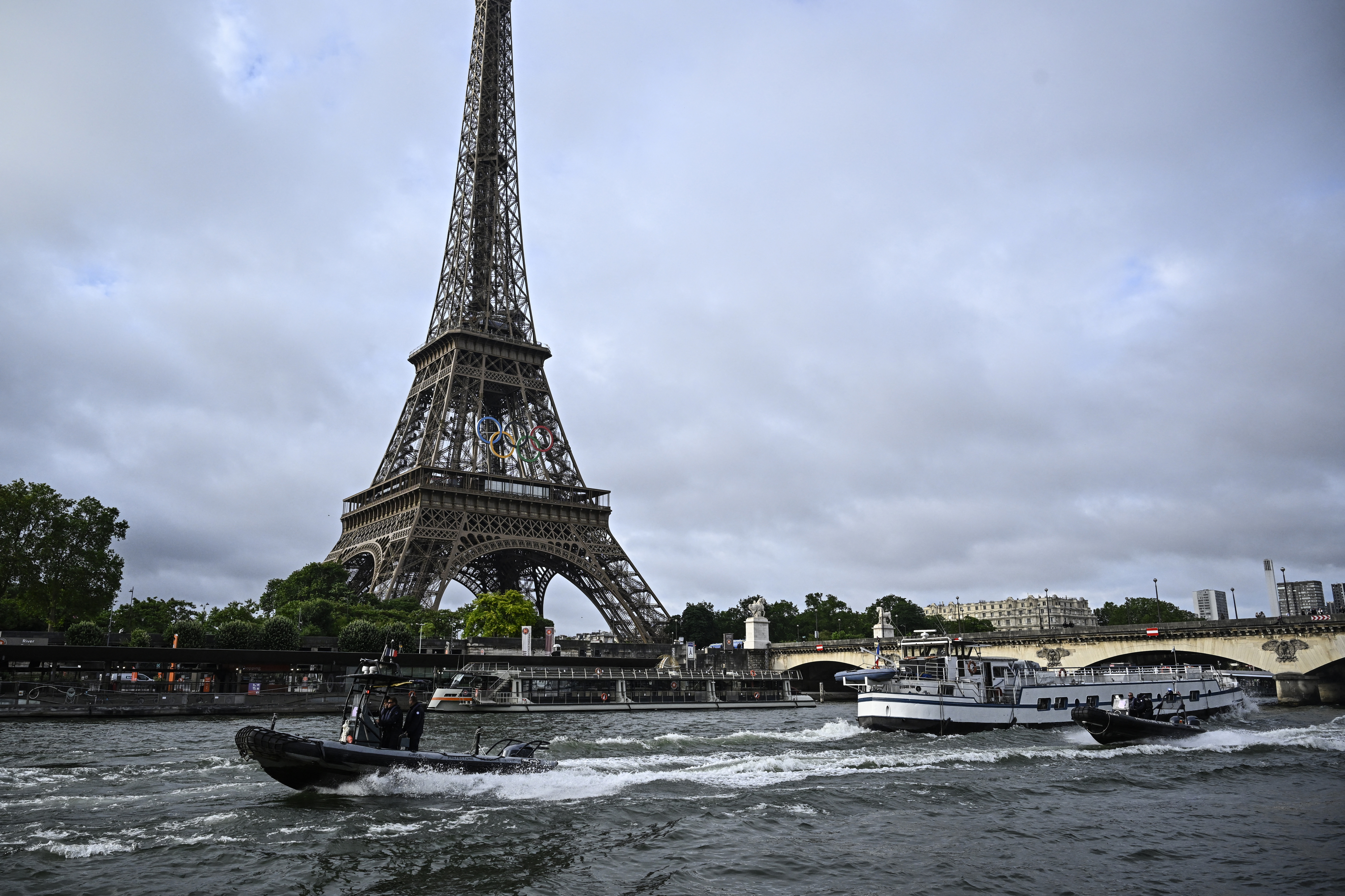 巴黎奧運開幕式將在塞納河舉行。(Photo by JULIEN DE ROSA/AFP via Getty Images）