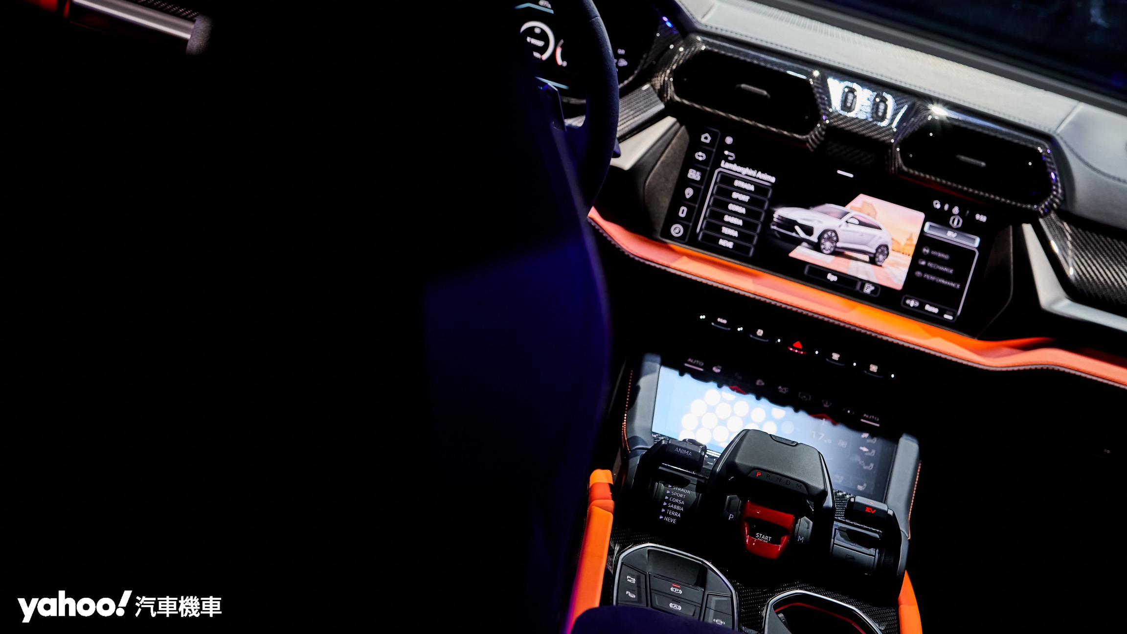 Lamborghini招牌的Tamburo駕駛動態控制介面除了原有的ANIMA駕駛模式選擇外，因應Hybrid系統的轉換而配有四種策略並可組成11種選項。
