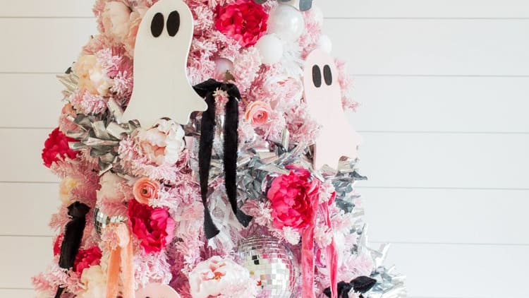 Make your own pink wooden ghosts for a Halloween tree