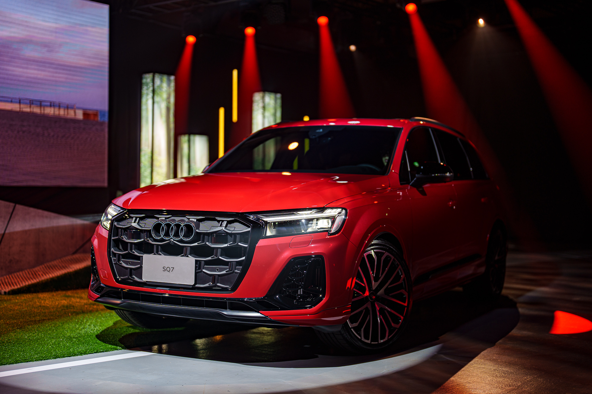 ▲Audi SQ7採全尺寸7人座休旅車設定，搭載S 專屬外觀套件，甫以新形八邊稜角水箱護罩設計，搭配鋁合金塗裝車外後視鏡與22吋Audi Sport 鋁圈，各細節無不展露霸氣之姿。