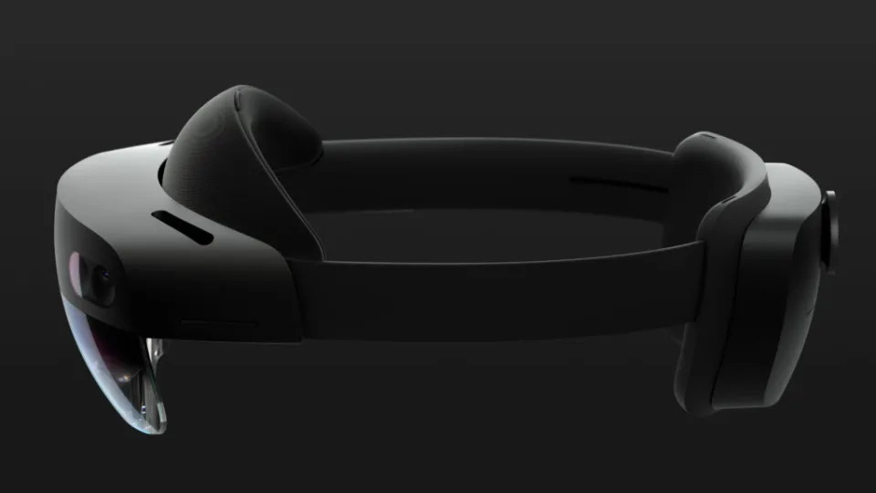 The Morning After: Microsoft is killing off HoloLens 2