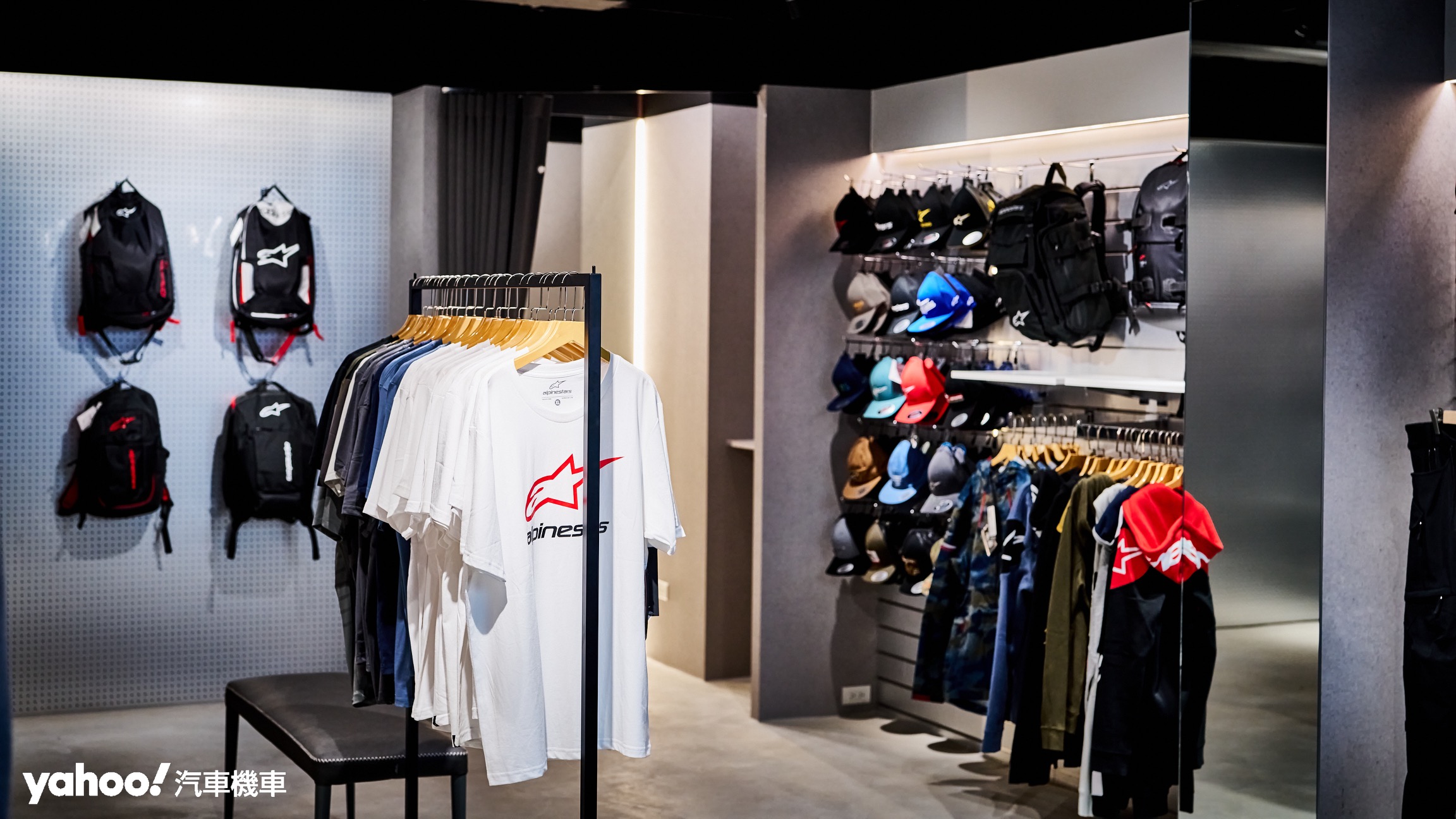 大橋旗艦店一樓為較休閒且偏向潮流設計的Alpinestars產品。