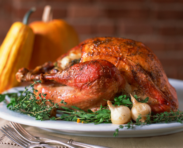 Thanksgiving-Truthahn mit pikanter Rotkohlfüllung und Bread Sauce