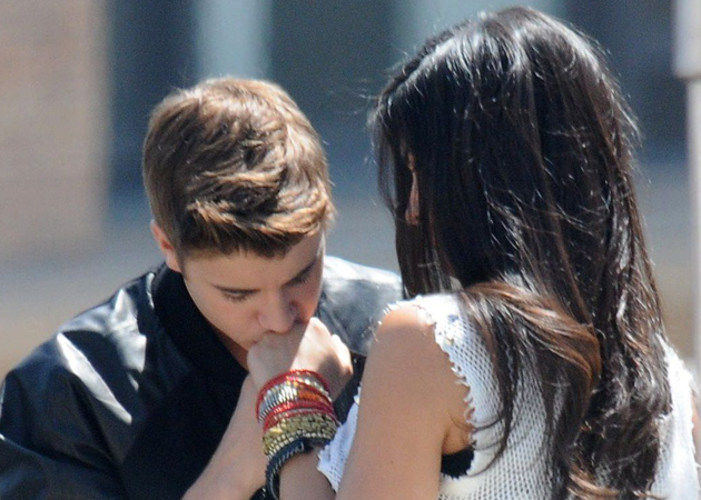 Justin Bieber Gets Cosy With Brunette Who Isnt Selena Gomez On Set Of 