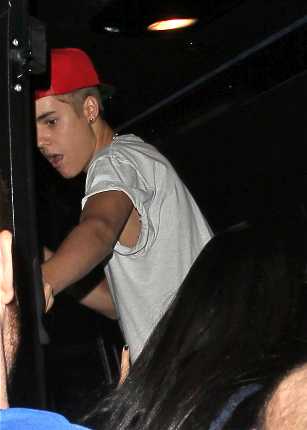 Justin Bieber Picks Selena Gomez Up From Airport Tries To Dodge The Paps 