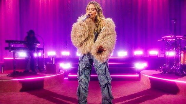 Hilary Duff plays first live show in over 10 years