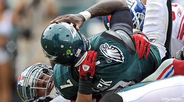 Eagles lose; Vick breaks hand