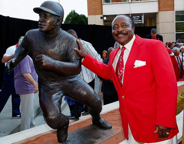 Cincinnati Reds honor Pete Rose with bronze statue at stadium