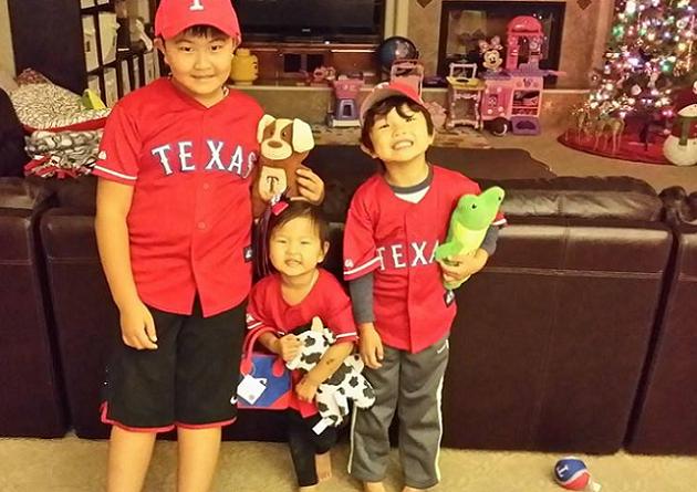 Shin-Soo Choo's kids show off their early Christmas presents — Rangers gear