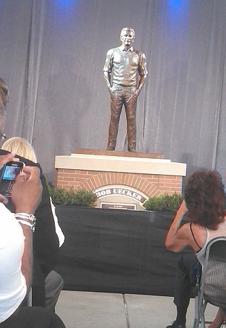 Brewers Unveil Bob Uecker Statue at Miller Park 