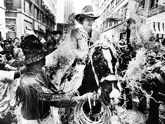 Classic photo: George Brett rides a horse in the 1985 World Series parade