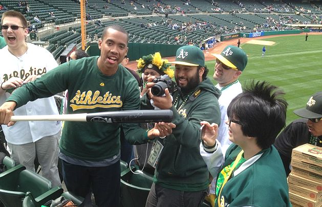 Jeff Francoeur interacting with fans on 2nd Annual Bacon Tuesday in Oakland  : r/baseball