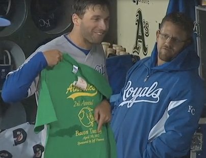 Jeff Francoeur gives Royals fans $100 to buy drinks for the