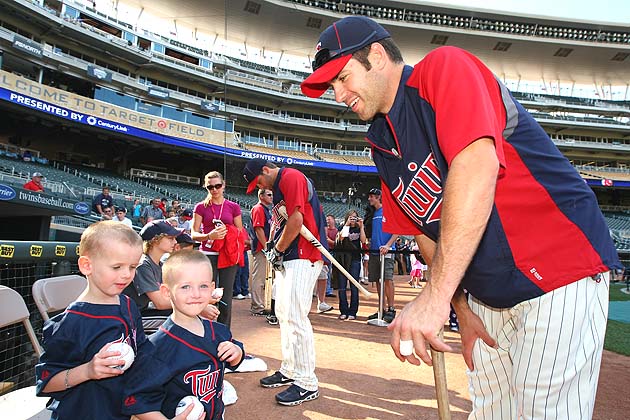 Minnesota Twins - Joe Mauer and his twin daughters