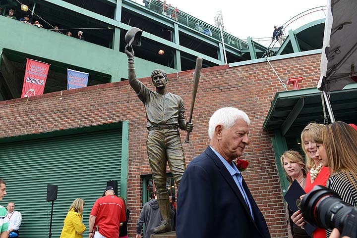 Red Sox honor Carl Yastrzemski with statue