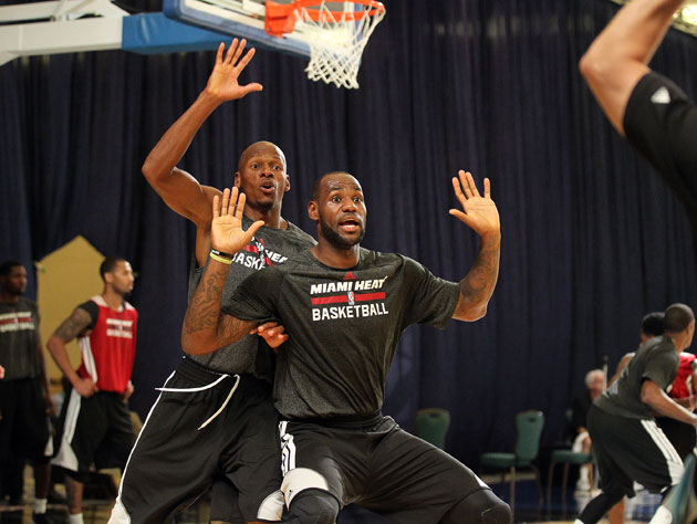 kevin garnett dunking on lebron james