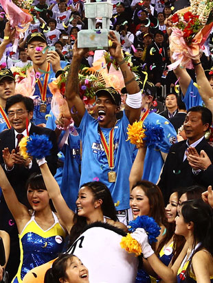 Stephon-Marbury-hoists-the-Chinese-Basketball-Associations-championship-trophy.-Sports-Illustrated-China-via-Getty-Images.jpg