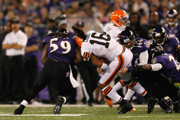 Josh Cribbs walks off field despite big collision on punt return