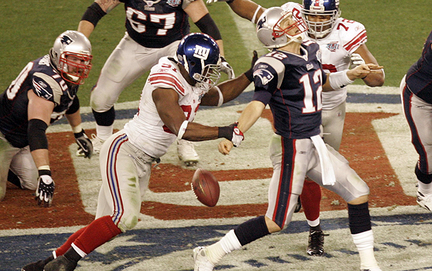 Michael Strahan sacks Tom Brady in Super Bowl XLII