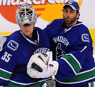 Schneider steals Luongo's job again at the HHOF Legends game - Vancouver Is  Awesome