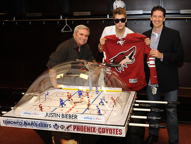 Justin Bieber Gets Hit, Bounces Back in Celeb Hockey Game – Billboard