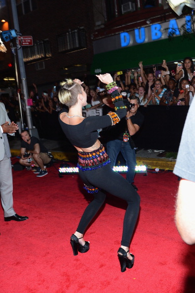 Miley Cyrus S Unique Vmas Hairstyle Draws Criticism Comparisons