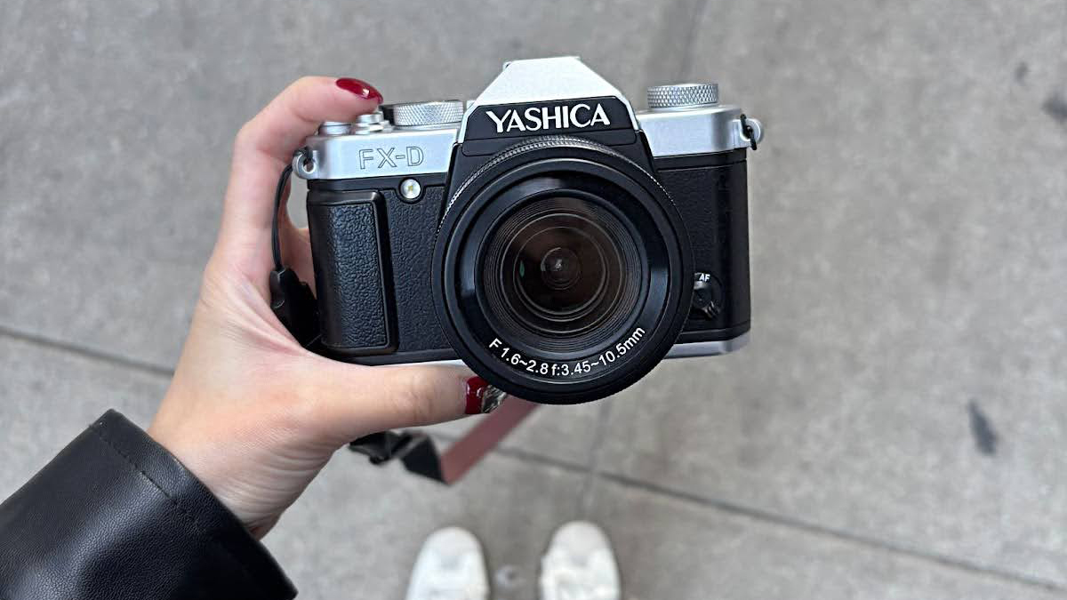 YASHICA FX-D 100 デジタルカメラ The Yashica FX-D 100 is a cheap retro compact camera that's hiding
